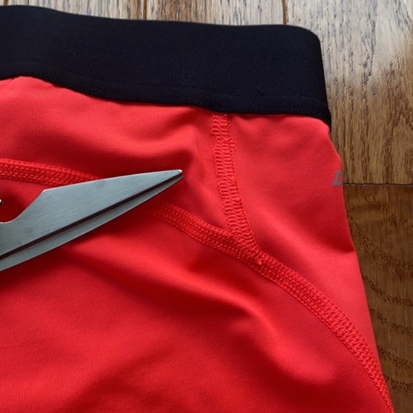 Nike cropped leggings, size 6 - Picture 7 of 8